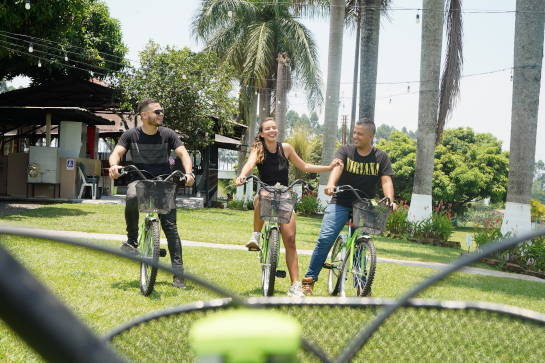 Amigos en bicicleta - Finca Hotel Yerbabuena