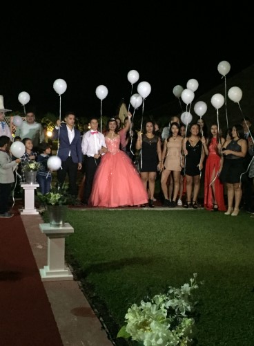 Suelta de globos de quinceañera con amigos