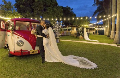 Novios besándose Kombi - Finca Hotel Yerbabuena