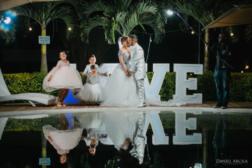 Beso de novios alrededor de piscina Love - Finca Hotel Yerbabuena