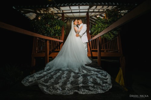 Novios enamorados en ambiente natural - Finca Hotel Yerbabuena