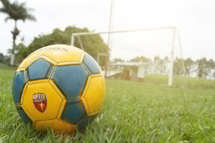 Balón en cancha de fútbol - Finca Hotel Yerbabuena